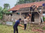 Saat Polisi dan Warga Berkolaborasi, Kerahkan Tenaga Perbaiki Rumah yang Rusak karena Angin Kencang