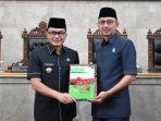 DPRD-Kabupaten-Cirebon-menggelar-rapat-paripurna-untuk-membahas-Hantaran-Bupatis.jpg