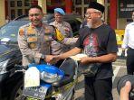 Dedi-Burhanudin-kedua-kanan-saat-menerima-kembali-sepeda-motornyaa.jpg