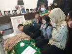 Desy-Ratnasari-Menangis-di-Depan-Jenazah-Ibu.jpg