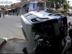 Detik-detik-Elf-terguling-hingga-menabrak-dua-sepeda-motor-yang-sedang-terparkirS.jpg
