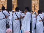 Di-Depan-Kabah-Lesti-Kejora-Menangis-Dipelukan-Sang-Ayah-Endang-Mulyana-Elus-Punggung-Sang-Putri.jpg