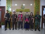 Dua-orang-keluarga-tersangka-korupsi-yakni-TS-dan-ZTS.jpg