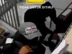 Dua-orang-tak-dikenal-OTK-sedang-berusaha-membuka-pintu-penyimpanaS.jpg