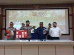 Dua-orang-tersangka-pengedar-sabu-sabu-yang-ditangkap-SatnarkobaA.jpg