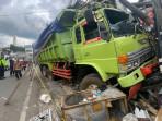 Dump-truck-bernomor-polisi-B-9996-VJ-mengalami-kecelakaan-lalu-lintasS.jpg