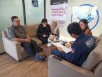 Ela-Lastari-kerudung-hitam-saat-tiba-di-Ruang-Lounge-PMI-Bandara-Soekarno-HattaA.jpg