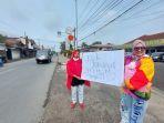 Emak-emak-di-KBB-saat-menunggu-kedatangan-Jokowid.jpg