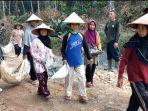Emak-emak-di-Kampung-Bojongjengkol-Desa-Mekarjaya-Kecamatan-JampangkulonV.jpg