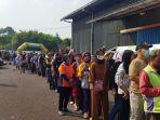 Emak-emak-saat-antre-sembako-murah-di-Cimahi-142024.jpg