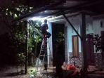 Evakuasi-sarang-lebah-di-Indramayu-Kamis-23112023-1.jpg