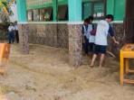 Guru-dan-siswa-SMPN-2-Warungkiara-saat-membersihkan-ruangan-kelas-dari-lumpuS.jpg