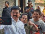 Hadi-Tjahjanto-Selfi-Bareng-Warga.jpg