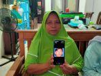Ibunda-Pegi-Setiawan-Kartini-saat-menunjukkan-foto-anaks.jpg