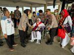 Jajaran-Polres-Indramayu-saat-melakukan-pengamanan-kedatangan-calon-jemaahf.jpg