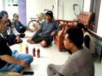 Jajaran-Polsek-Gebang-saat-berada-di-kediaman-Rona-Esih-di-Dusun-05-Desa-Gebang-kulons.jpg