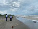 Kapal-Tongkang-yang-terdampar-di-Pantai-Tirisff.jpg