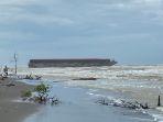 Kapal-Tongkang-yang-terdampar-di-Pantai-Tirisrr.jpg