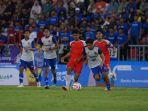 Kapten-tim-Jabar-M-Afif-Fatoni-saat-menggiring-bolAA.jpg