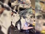 Kecelakaan-lalu-lintas-melibatkan-minibus-sarat-penumpang-dengan-truk-fusoS.jpg