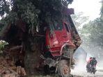 Kecelakaan-melibatkan-truk-tronton-dengan-truk-wing-box-terjadiSWW.jpg