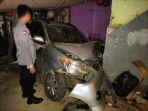 Kendaraan-Toyota-Avanza-saat-menabrak-toko-di-Jalan-Raya-Desa-Karangasemm.jpg