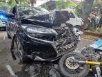 Kendaraan-mobil-dan-motor-terlibat-kecelakaan-di-Jalan-AnggrekS.jpg