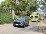 Kendaraan-wisata-berupa-bus-maupun-kendaraan-pribadi-dengan-pelat-luar-kota-terlihat-melintasiS.jpg
