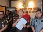 Kepala-Kejari-Kota-Cirebon-M-Hamdan-S-saat-memimpin-konferensi-persS.jpg