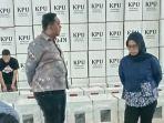 Ketua-KPU-Jawa-Barat-Ummi-Wahyuni-kanan-saat-meninjaua.jpg