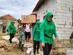 Kodim-0616Indramayu-bagikan-mainan-untuk-anak-korban-bencana.jpg