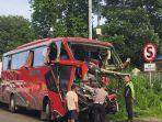 Kondisi-bus-yang-alami-kecelakaan-mau-di-Ruas-Jalan-Tol-CipularangDD.jpg