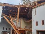 Atap Rumah Warga di Sadananya Ciamis Ambruk, Satu Orang Terluka