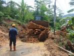 Kondisi-terkini-petugas-gabungan-tengah-melakukan-pembersihan-material-longsorS.jpg
