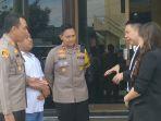 Kuasa-Hukum-Pelapor-Prof-Henry-Indraguna-jas-hitam-mengunjungi-Polres-Cirebon-Kotad.jpg
