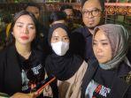 Kuasa-Hukum-Vina-Putri-Maya-Rumanti-kanan-saat-sedangd.jpg