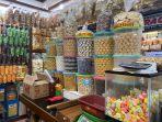 Kue-kering-seperti-nastar-putri-salju-yang-dijual-khusus-jelang-lebarans.jpg