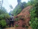 LONGSOR-Petugas-Polsek-Bojonggambir-dan-warga-sekitar-melakukan-peninjauan-ke-lokasi-longsors.jpg