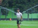 Luis-Milla-Merenung-di-Lapangan-Sendirian.jpg