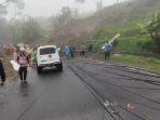 Material-longsor-tutupi-ruas-jalan-di-wilayah-perbatasanSS.jpg