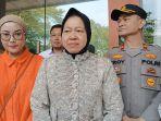Mensos-RI-Tri-Rismaharini-saat-ditemui-usai-menemui-para-korbann.jpg