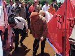 Mensos-Risma-pasang-tenda-pengungisi-din-sukabumi-2512024.jpg