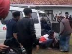 Momen-saat-warga-menolong-Wahyu-48-seorang-sopir-ambulans-yang-tiba-tiba-ambrukS.jpg