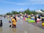 Pantai-Karangsong-Indramayu-Diserbu-Ribuan-Pengunjung-di-Momen-Lebaran-Sudah-Membludak-Sejak-Pagi.jpg