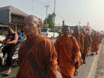 Para-biksu-dari-Thailand-sedang-berjalan-kakii.jpg
