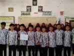 Para-murid-saat-meminta-bantuan-agar-sekolah-merekaa.jpg