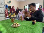 Para-pelaku-UMKM-saat-belajar-pemotretan-produks.jpg