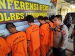 Para-pengedar-narkoba-saat-digiring-polisi-di-Mapolres-Indramayud.jpg