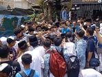 Para-penggawa-Persib-Bandung-mendapatkan-sambutan-meriah-dari-warga-Tanjungsarid.jpg