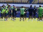 Pemain-Tertawa-Dengar-Arahan-Bojan-Hodak.jpg